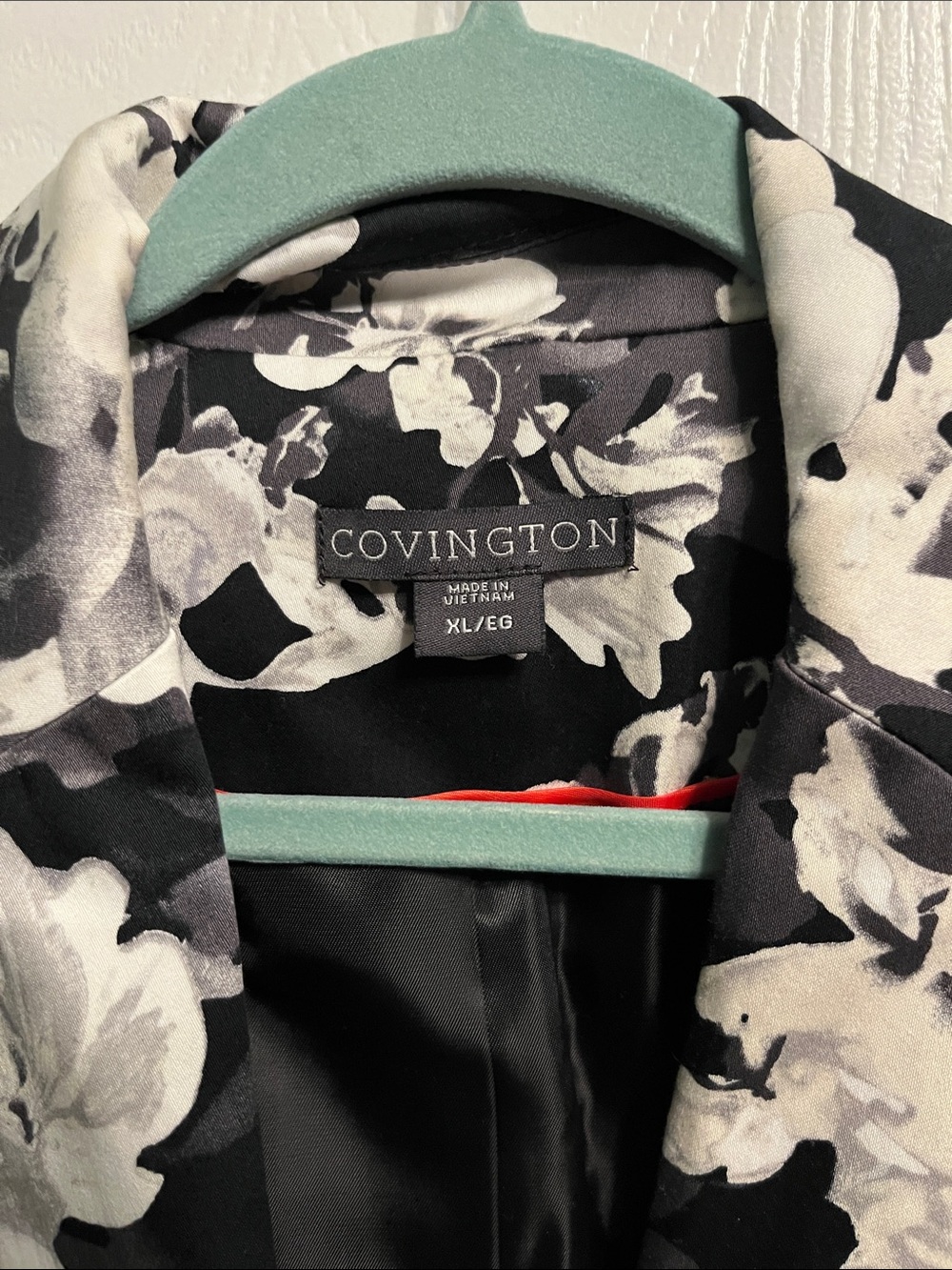 NWT women’s Covington XL black and white floral blazer! - Picture 2 of 7